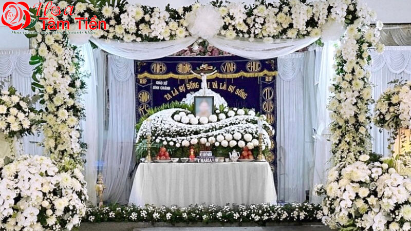 Cách trang trí bàn thờ và vòng hoa đám tang công giáo