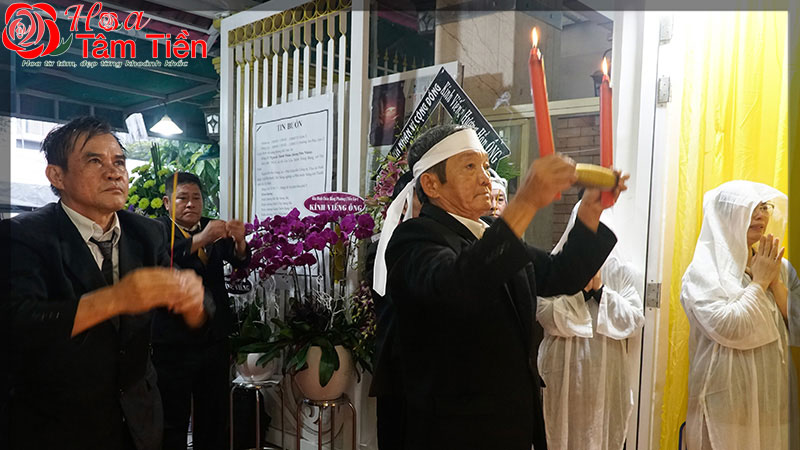 Cách khấn và cách sử dụng cặp đèn cầy bái quan