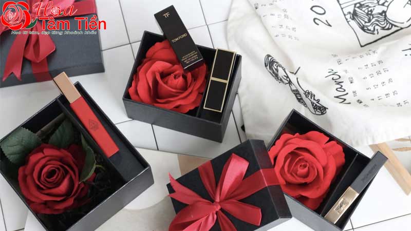 Điện thoại giúp mẹ dễ liên lạc và giải trí mỗi ngày.