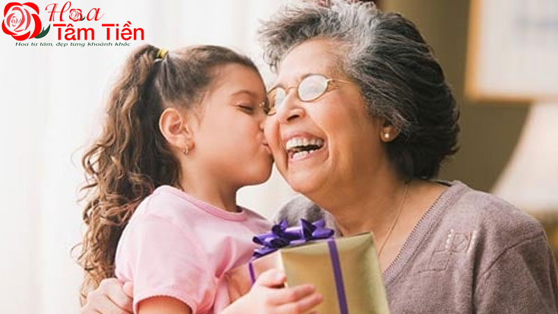 8/3 nên tặng gì cho bà? Gợi ý 15 món quà thể hiện lòng biết ơn nhất