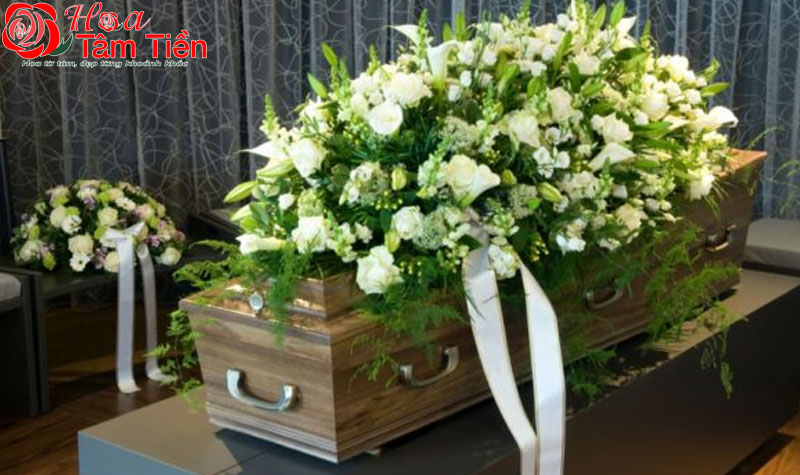 Hoa đặt trên quan tài: Ý nghĩa và cách cắm phù hợp