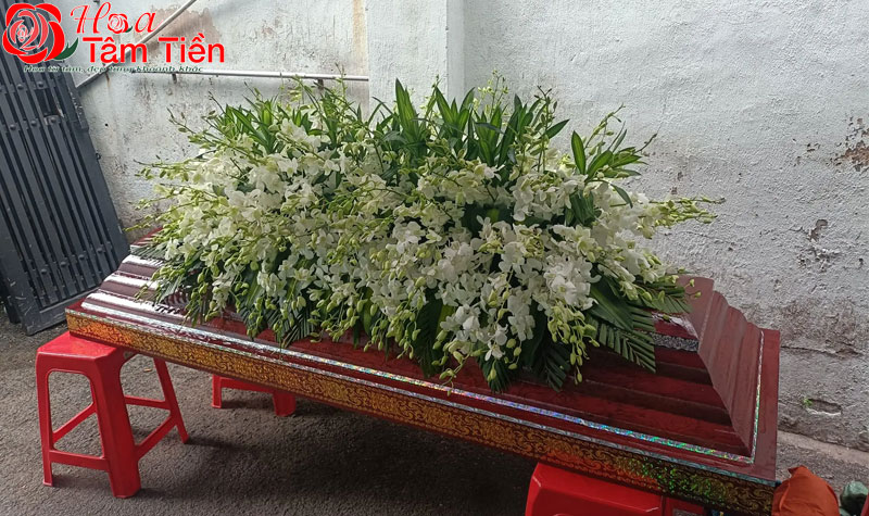 Hoa đặt trên quan tài: Ý nghĩa và cách cắm phù hợp