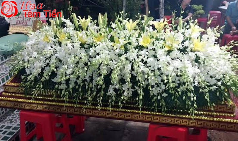 Hoa đặt trên quan tài: Ý nghĩa và cách cắm phù hợp