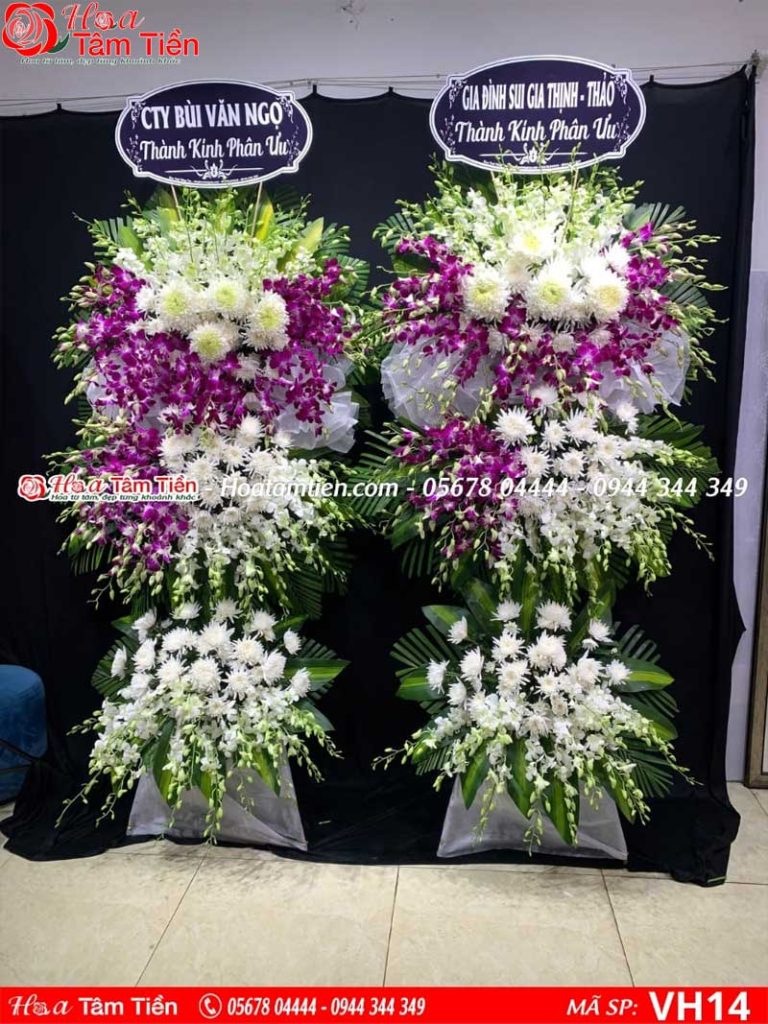 Hoa Tâm Tiền Kệ hoa chia buồn ba tầng.