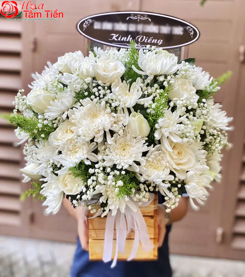 Giỏ hoa cúc trắng viếng đám tang.