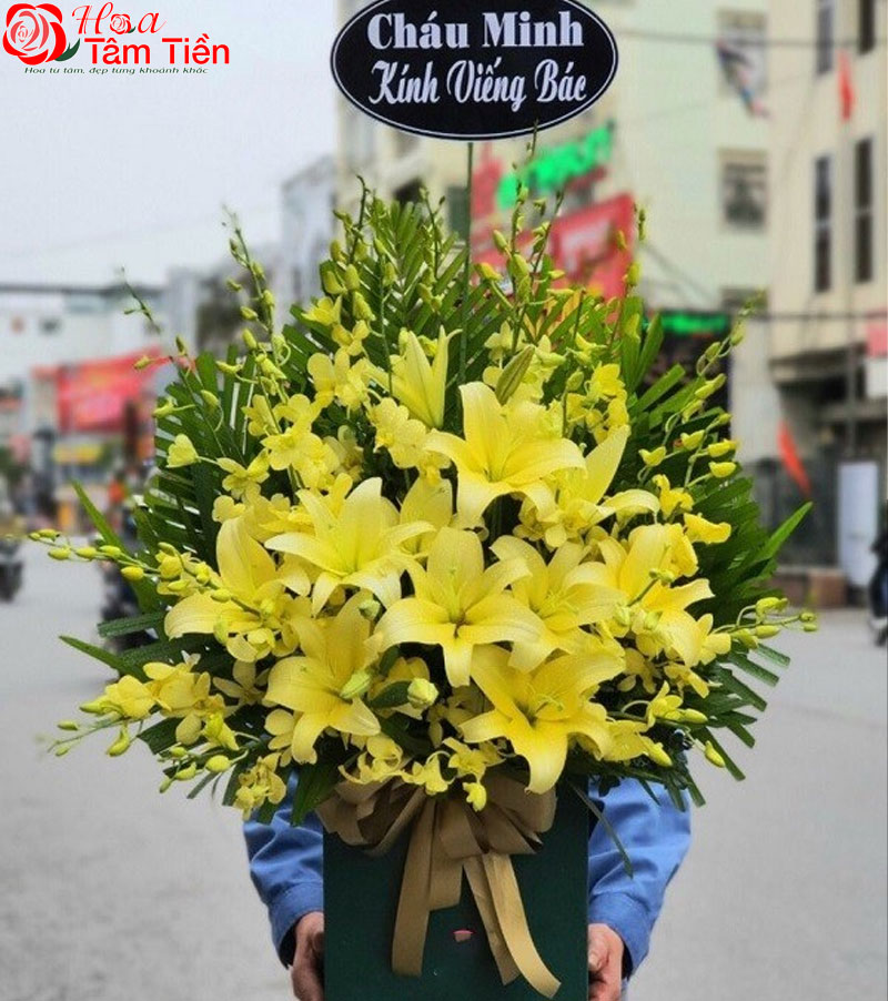 Giỏ hoa hồ điệp vàng viếng đám tang.