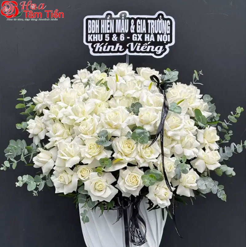 Giỏ hoa hồng trắng viếng đám tang.
