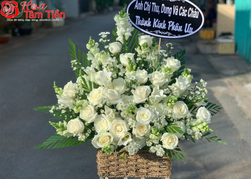Đặt giỏ hoa đám tang tại Hoa Tâm Tiền.