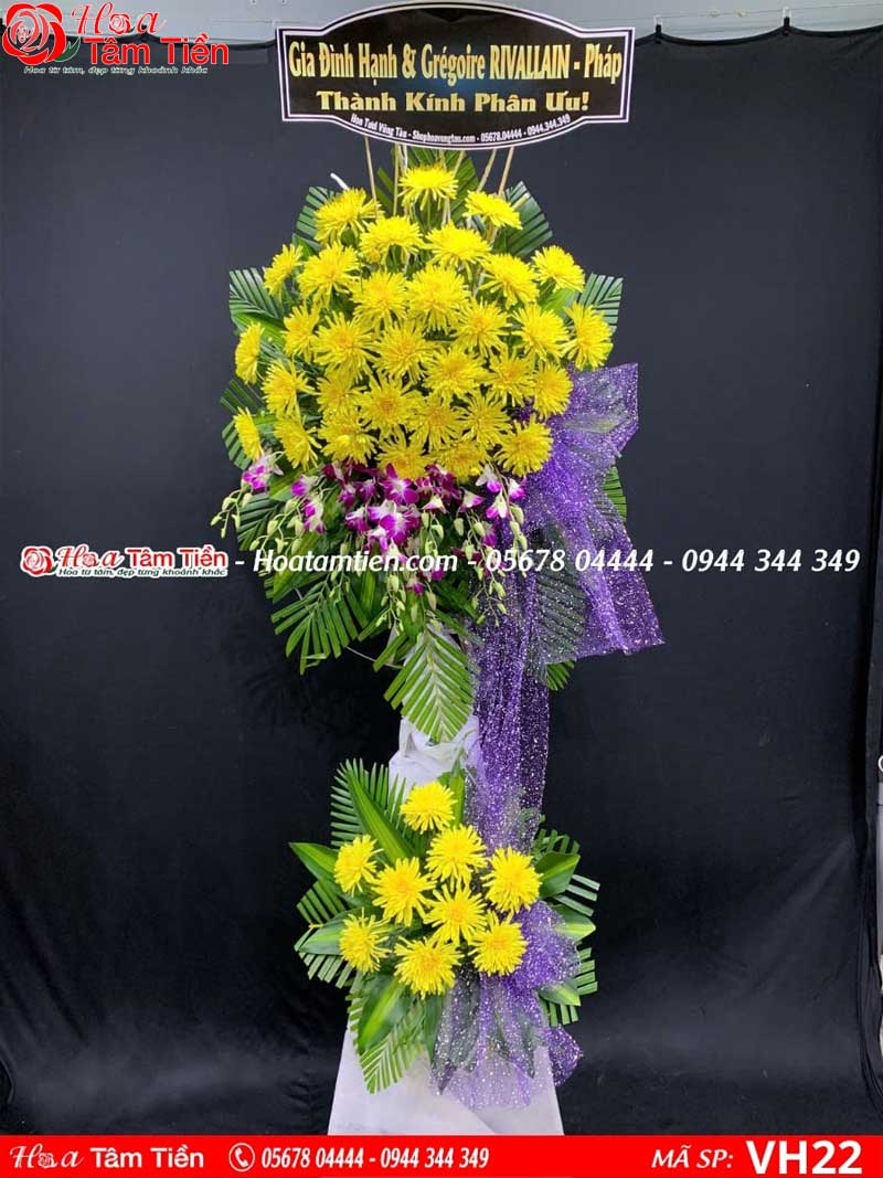 Hình ảnh vòng hoa viếng đám tang tông màu vàng ấm áp.