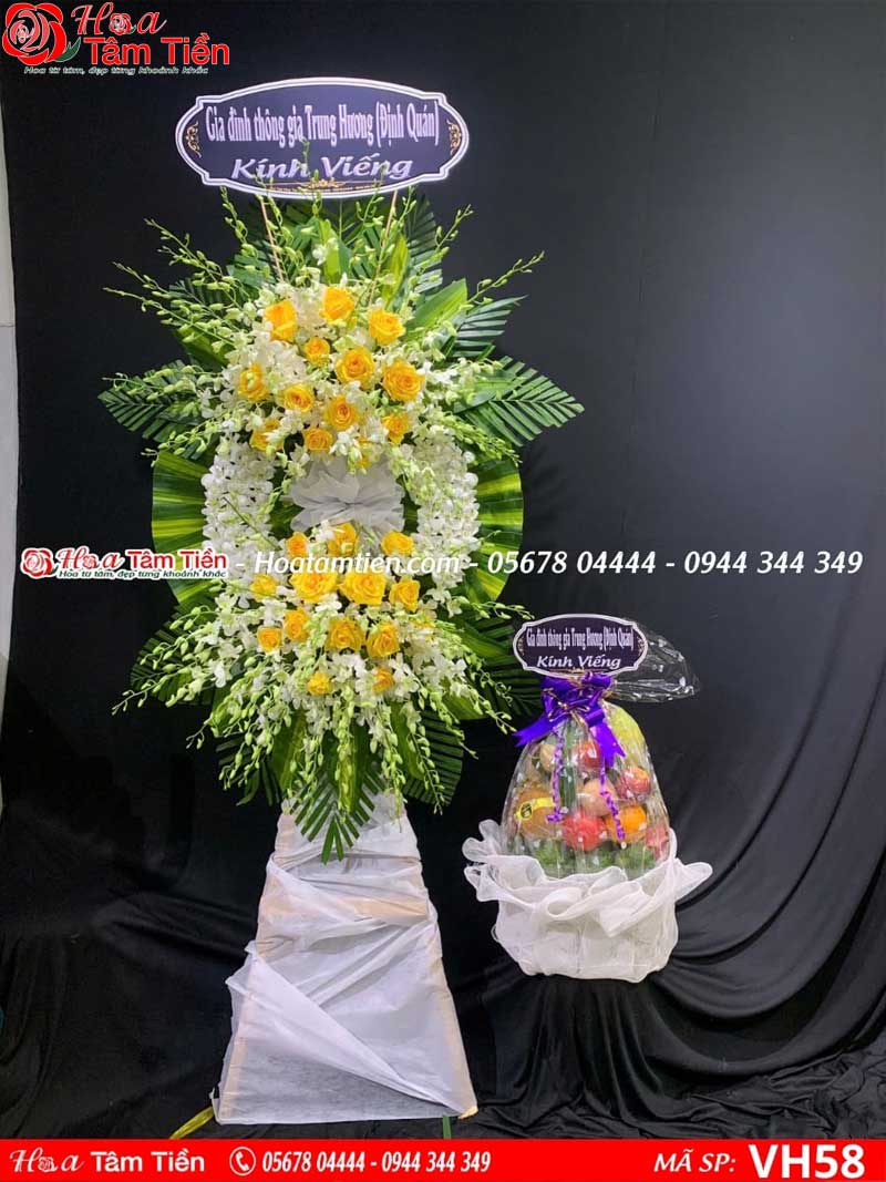 Hình ảnh vòng hoa viếng đám tang tông màu vàng ấm áp.