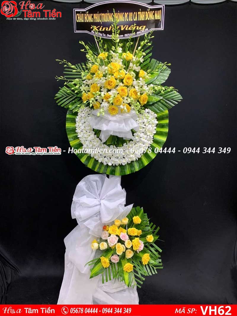 Hình ảnh vòng hoa viếng đám tang tông màu vàng ấm áp.