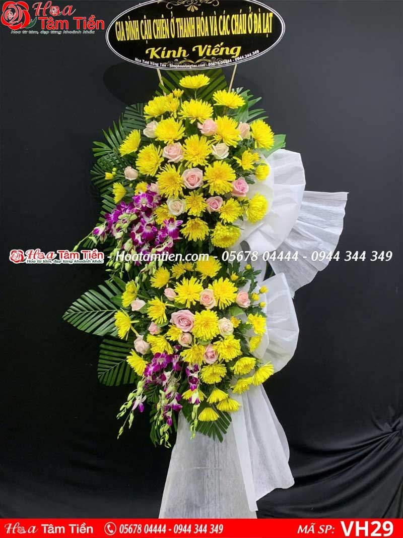 Hình ảnh vòng hoa viếng đám tang tông màu vàng ấm áp.