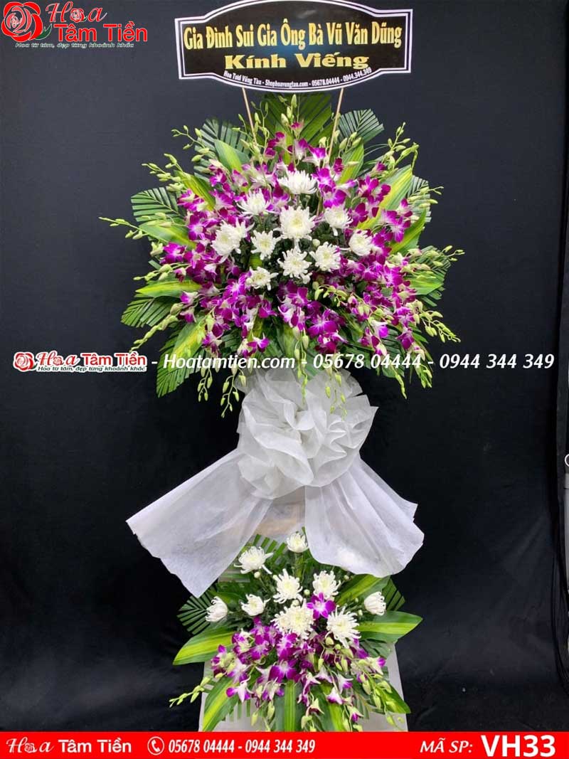 Hình ảnh vòng hoa tang lễ truyền thống tone trắng – tím. 
