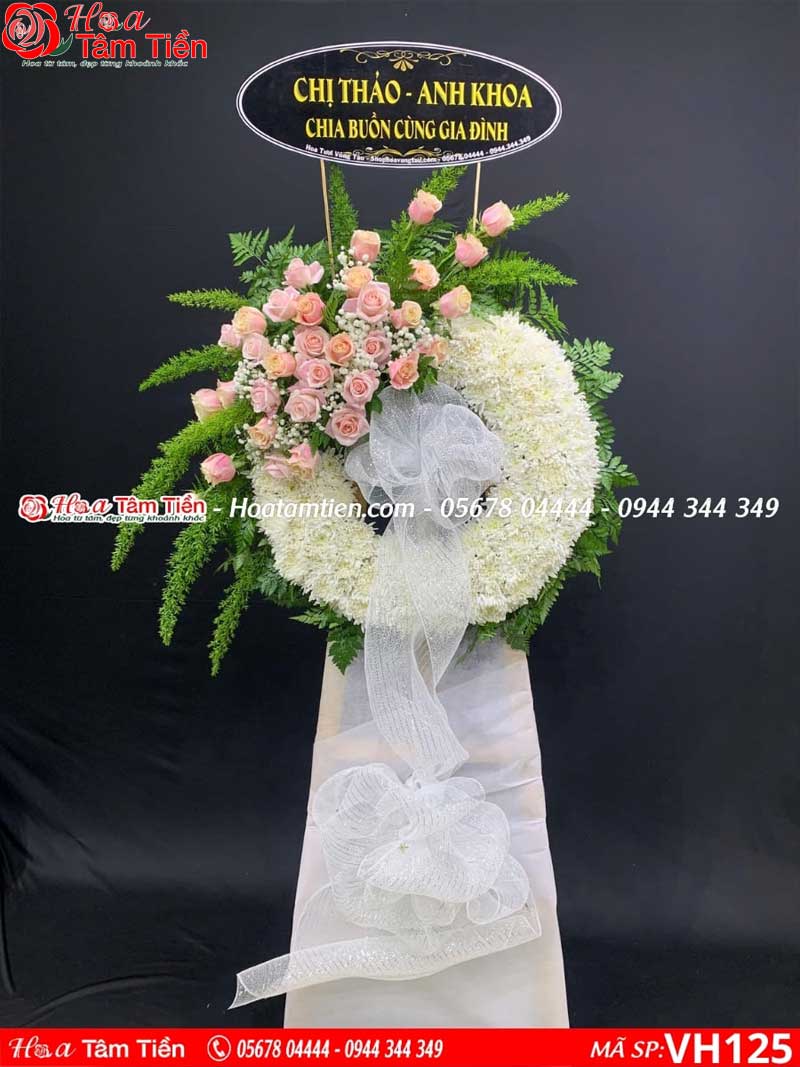 Hình ảnh vòng hoa kính viếng kiểu hiện đại.