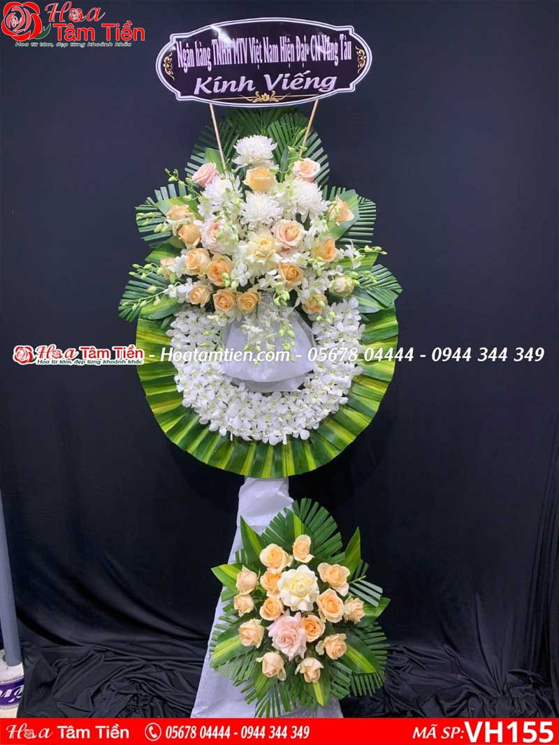 Hình ảnh vòng hoa kính viếng kiểu hiện đại.