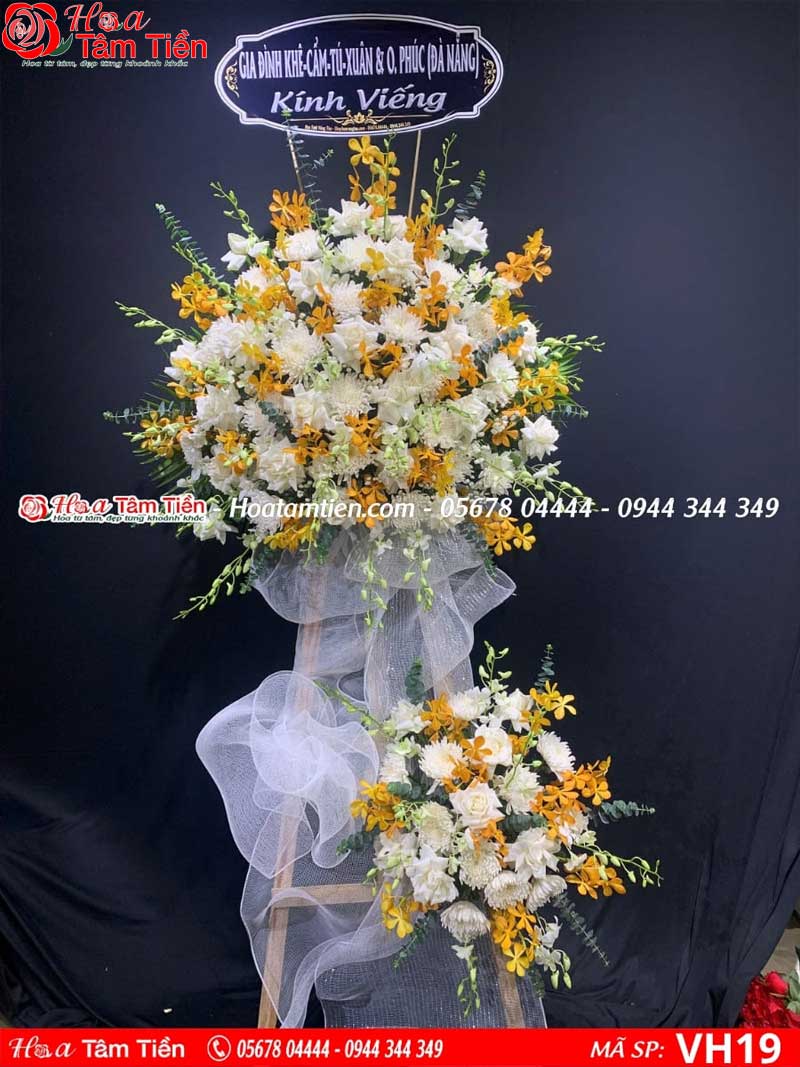 Hình ảnh vòng hoa kính viếng kiểu hiện đại.