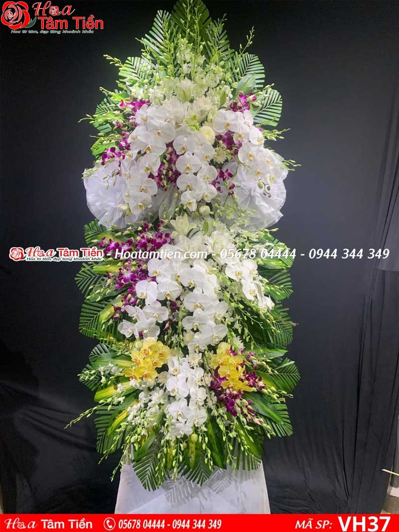 Hình ảnh vòng hoa tang lễ truyền thống tone trắng – tím. 