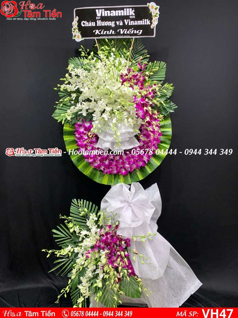 Hình ảnh vòng hoa tang lễ truyền thống tone trắng – tím. 