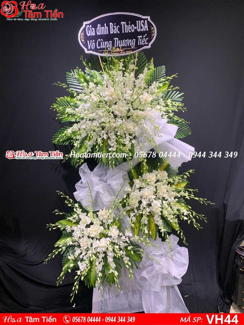 Hình ảnh vòng hoa chia buồn tông màu trắng thuần khiết.