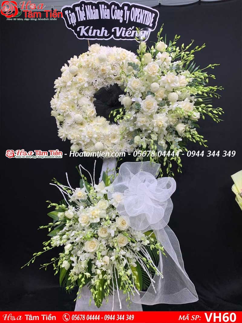 Hình ảnh vòng hoa chia buồn tông màu trắng thuần khiết. 