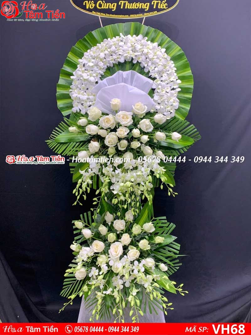 Hình ảnh vòng hoa chia buồn tông màu trắng thuần khiết. 