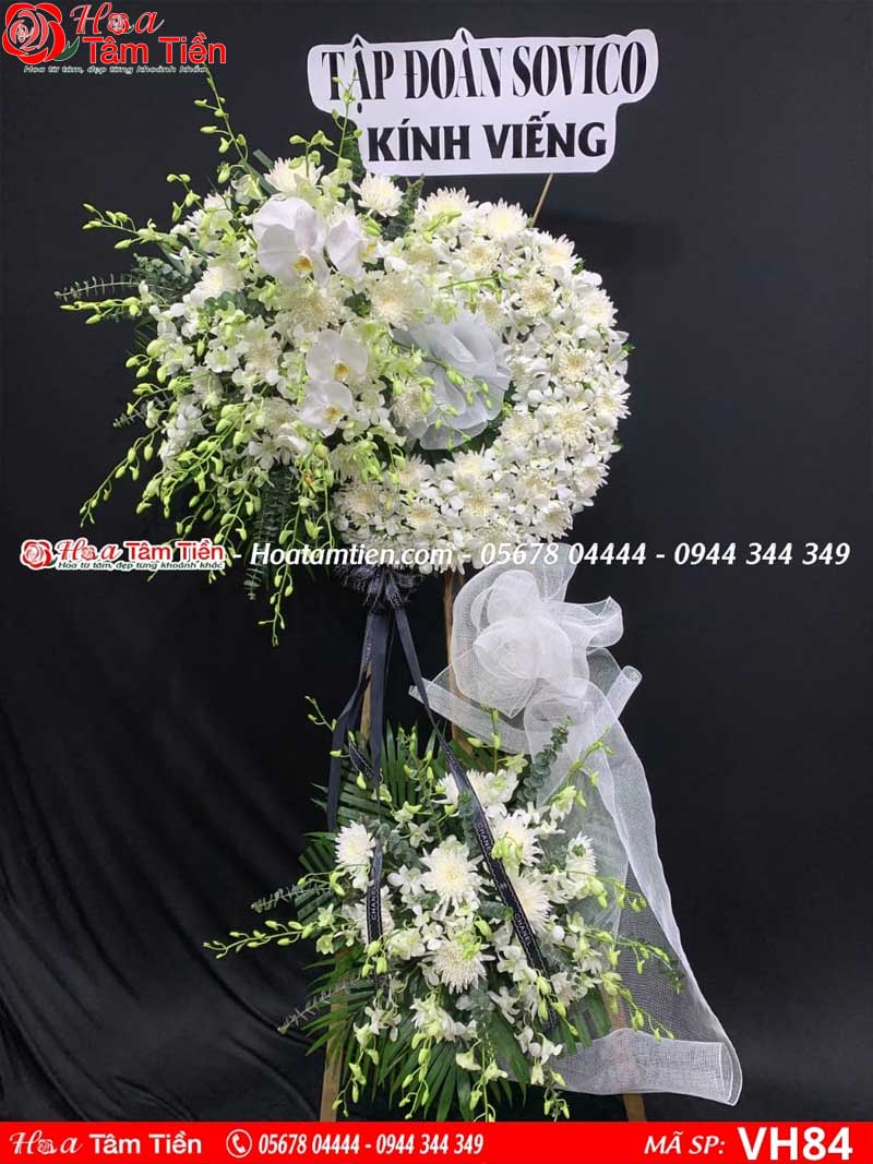 Hình ảnh vòng hoa chia buồn tông màu trắng thuần khiết.