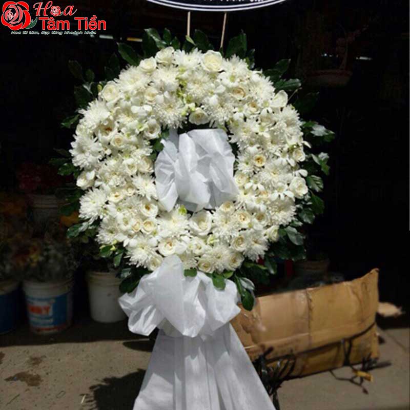 Vòng hoa cúc trắng truyền thống.