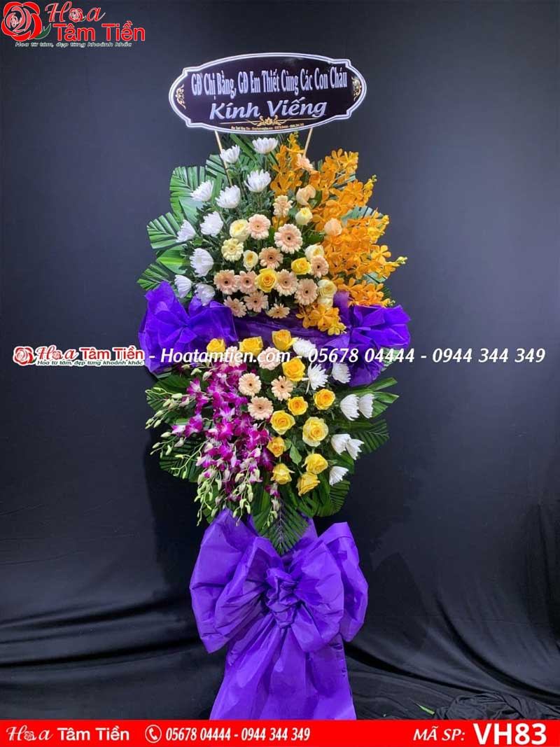 Kệ hoa phối màu tím, vàng, xanh. 