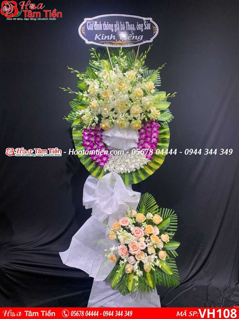 Kệ hoa phối màu tím, vàng, xanh. 