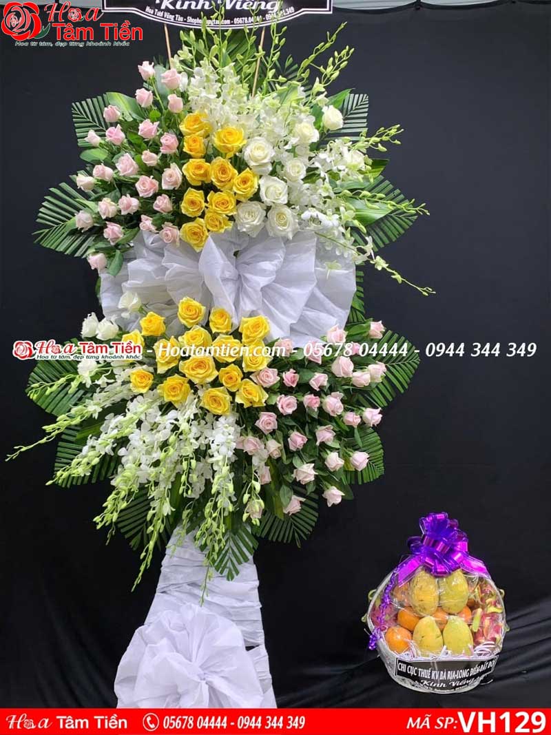 Kệ hoa phối màu tím, vàng, xanh.