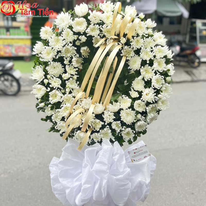 Vòng hoa cúc trắng truyền thống.