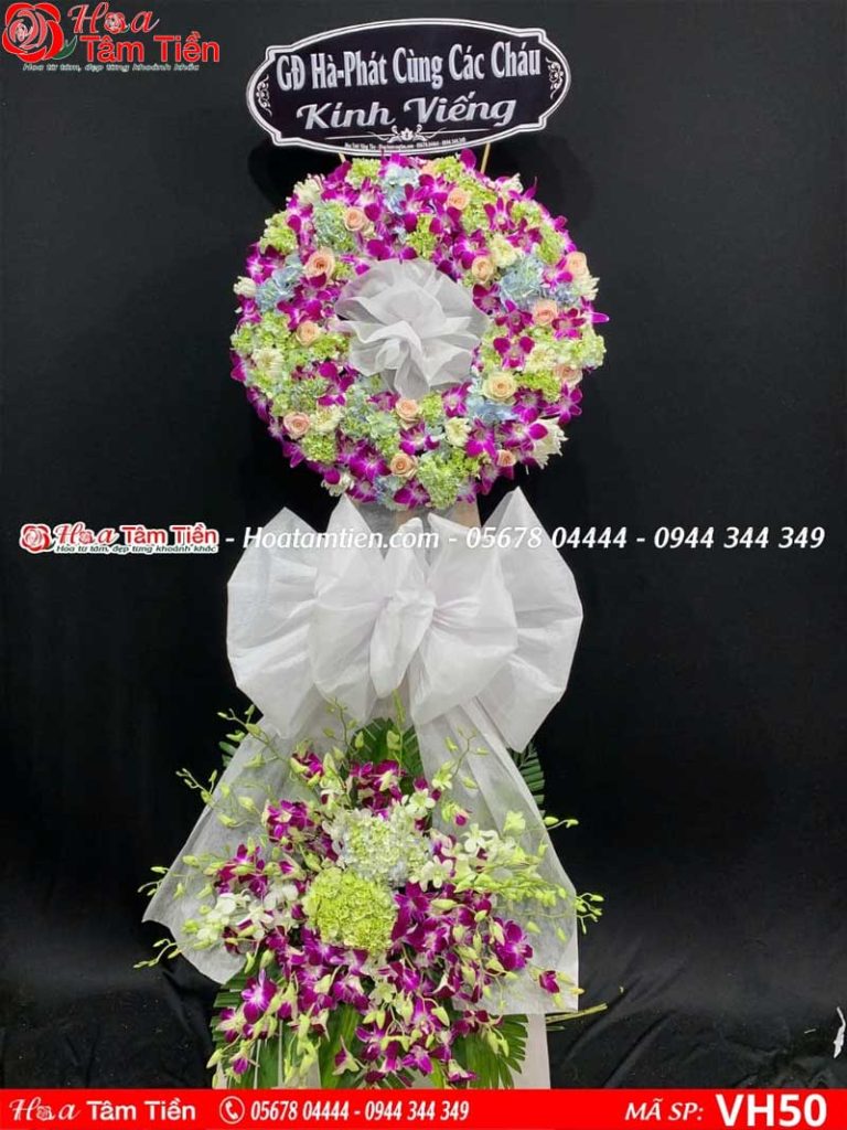 Kệ hoa phối màu tím, vàng, xanh.