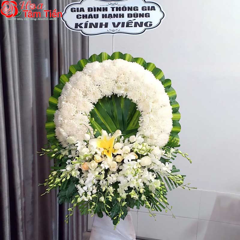 Vòng hoa cúc trắng truyền thống.