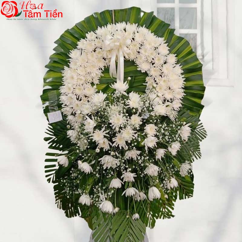 Vòng hoa cúc trắng truyền thống. 