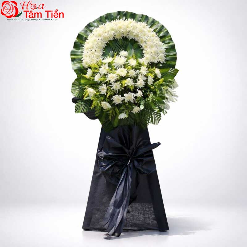 Vòng hoa cúc trắng truyền thống.