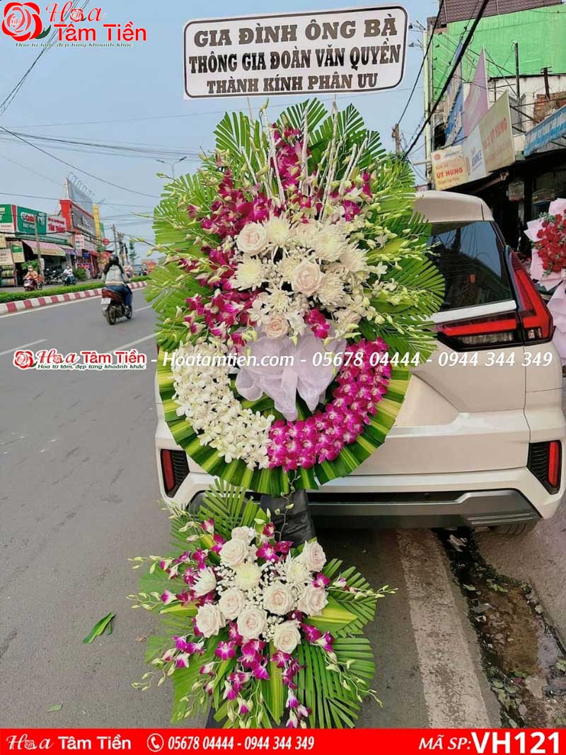 Vòng hoa viếng đám tang người già.