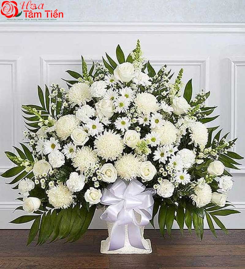 Lẵng hoa hoa trắng để bàn thờ.