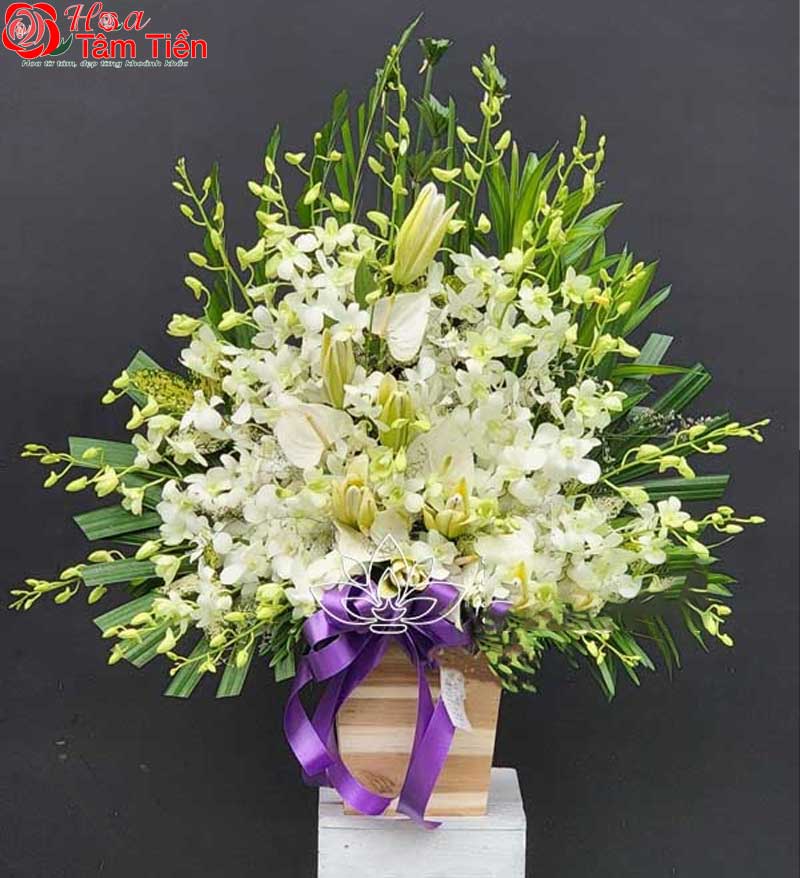 Lẵng hoa hoa trắng để bàn thờ.