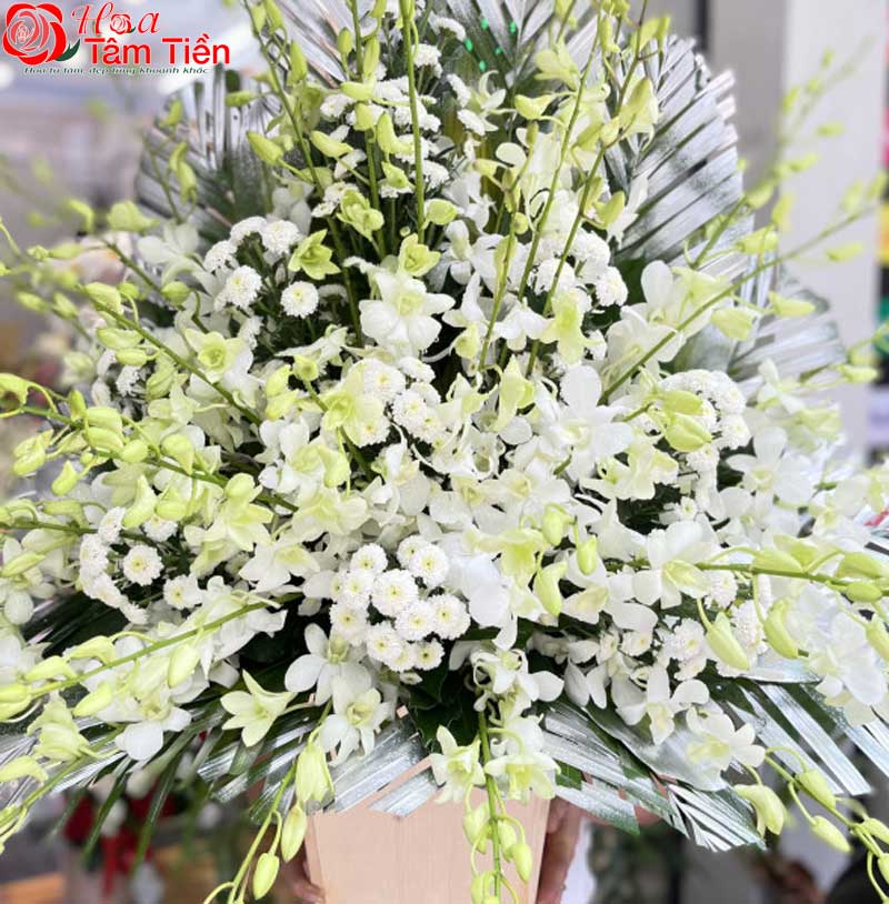 Lẵng hoa hoa trắng để bàn thờ. 