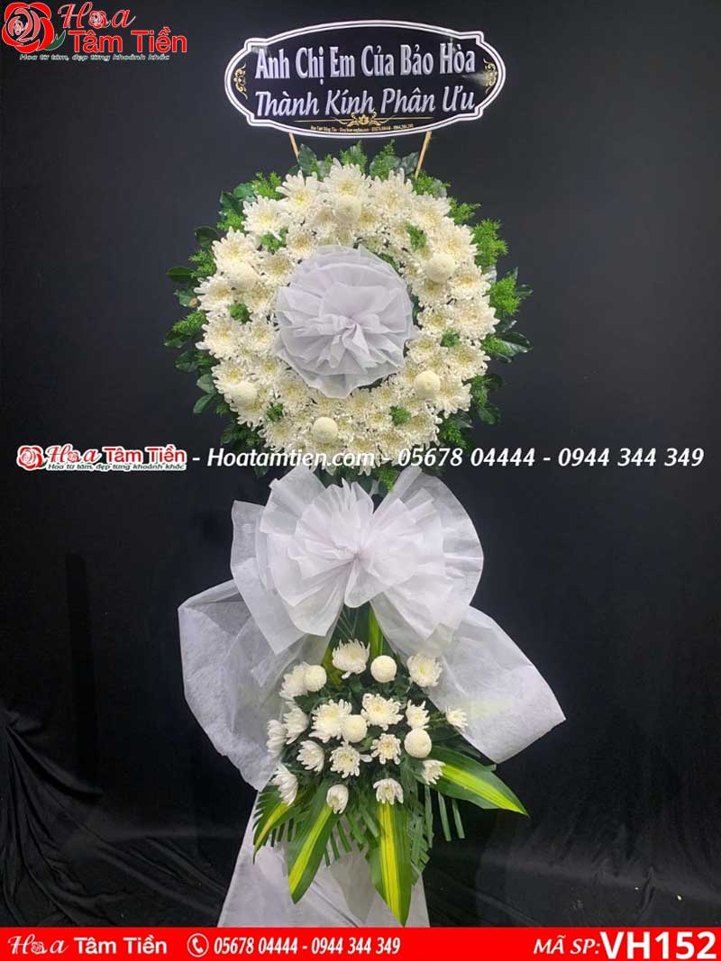 Kệ viếng 2 tầng bằng hoa lan và cúc trắng. 