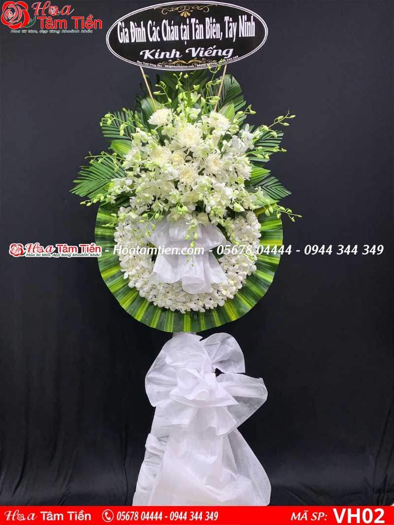 Vòng hoa trắng đám tang dạng tròn truyền thống. Mã sp VH02