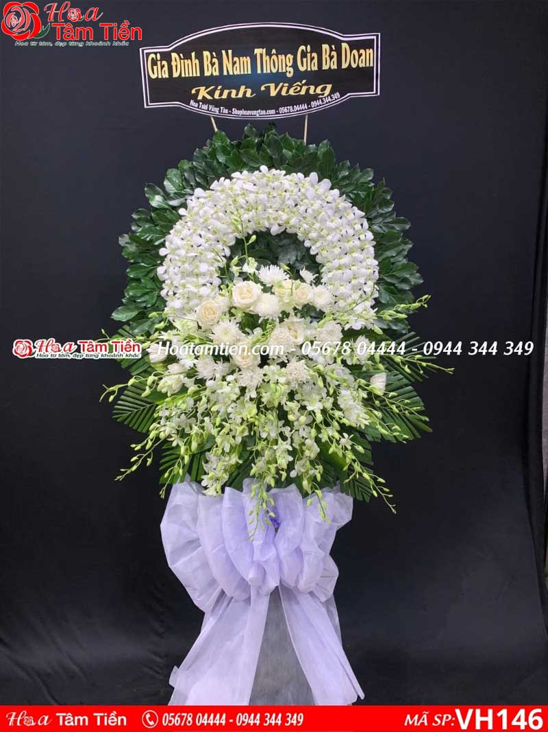Vòng hoa trắng đám tang dạng tròn truyền thống. Mã sp VH146