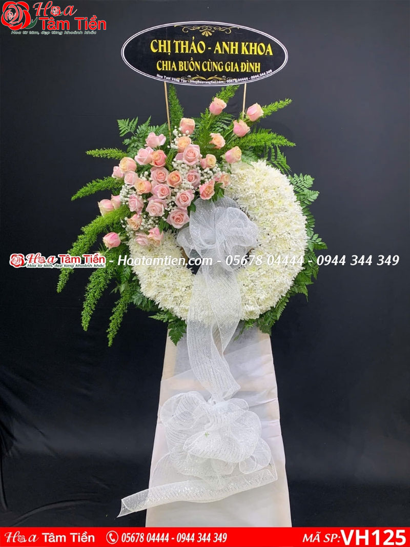 Lẵng hoa viếng 1 tầng gọn gàng, tinh tế
