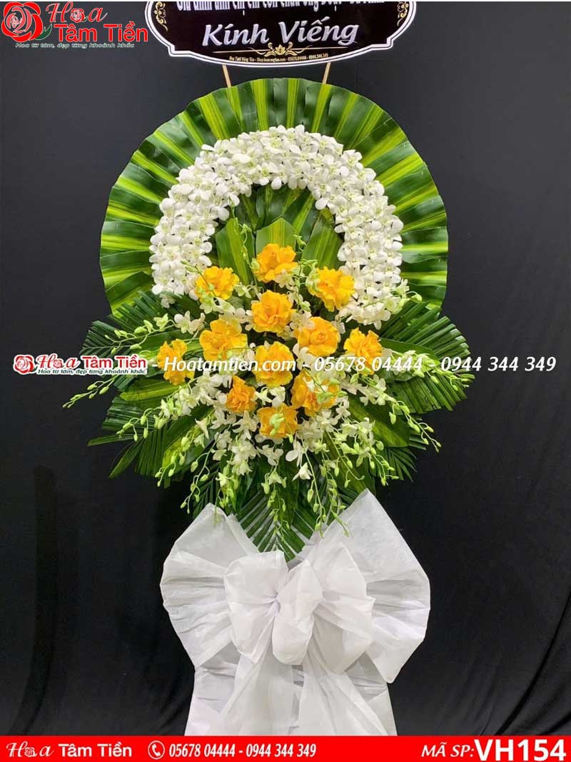 Hoa Tâm Tiền Vòng hoa đám ma truyền thống dạng tròn.