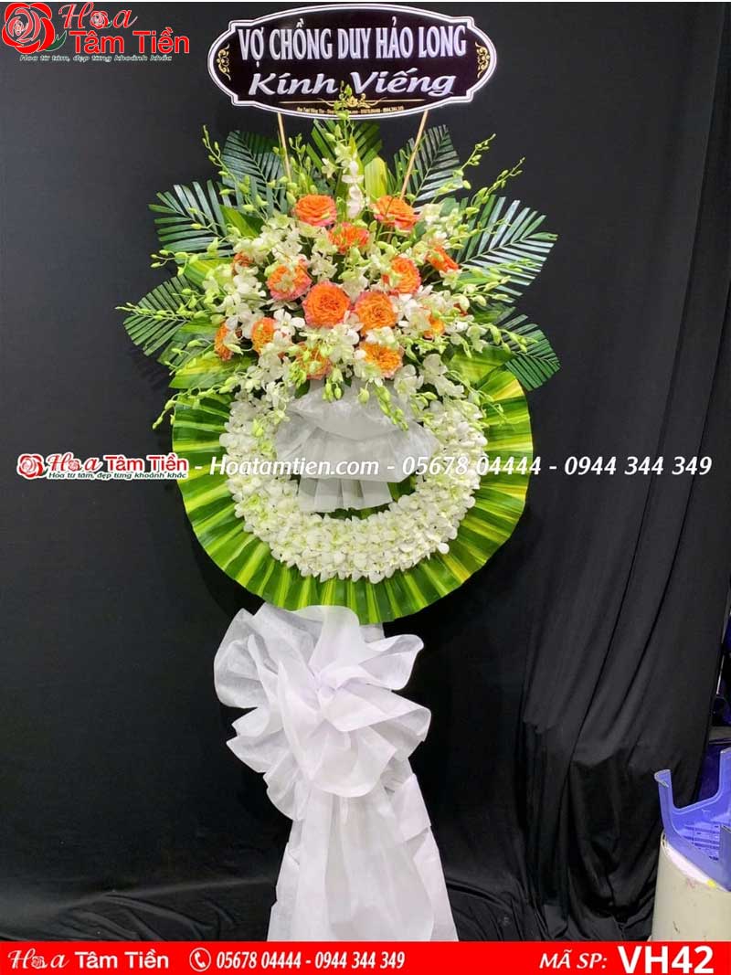Hoa Tâm Tiền Vòng hoa đám ma truyền thống dạng tròn.