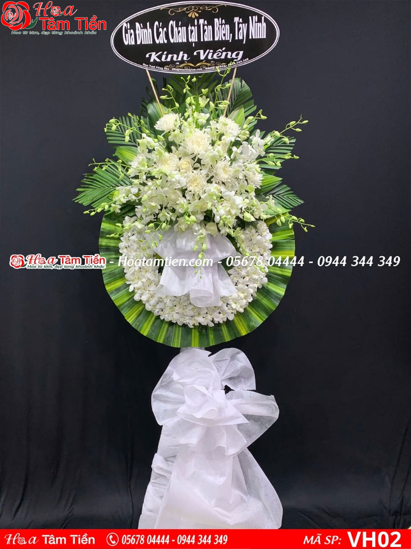 Hoa Tâm Tiền Vòng hoa đám ma truyền thống dạng tròn.