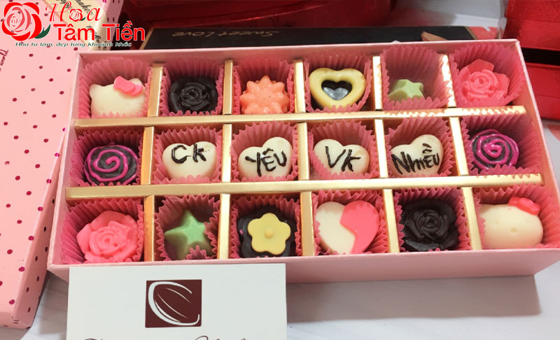 Chocolate hoặc món ngọt cô ấy yêu thích