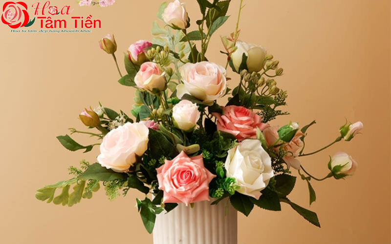 Cách cắm hoa dáng tròn trong bình thấp
