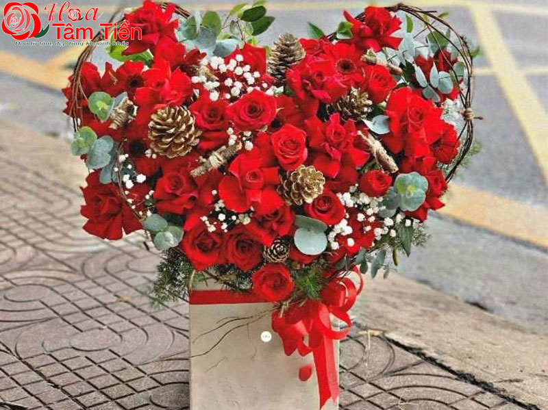 Mẫu cắm hoa 20/11 hình trái tim