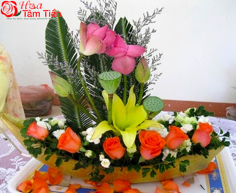 Hoa Tâm Tiền Mẫu cắm hoa 20/11 hình thuyền